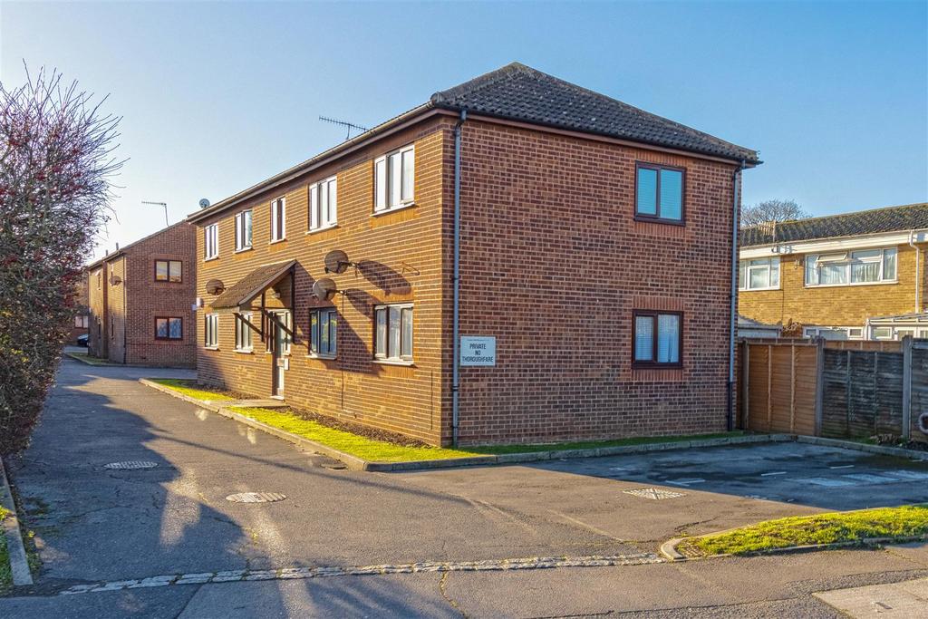 Brougham Walk, Worthing 2 bed flat £1,100 pcm (£254 pw)