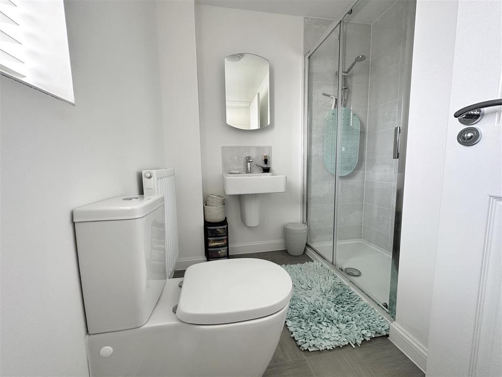 En suite shower room/wc