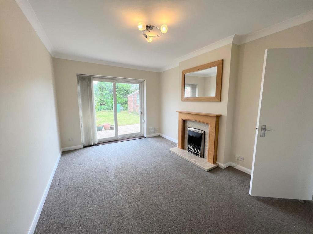 Trevor Drive, Maidstone 2 bed semidetached bungalow £1,250 pcm (£288 pw)