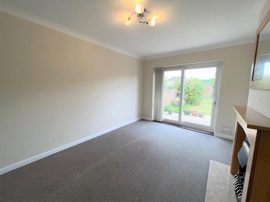 Trevor Drive, Maidstone 2 bed semidetached bungalow £1,250 pcm (£288 pw)