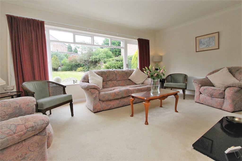Willow Close, Hagley, Stourbridge, DY9 3 bed link detached house £350,000