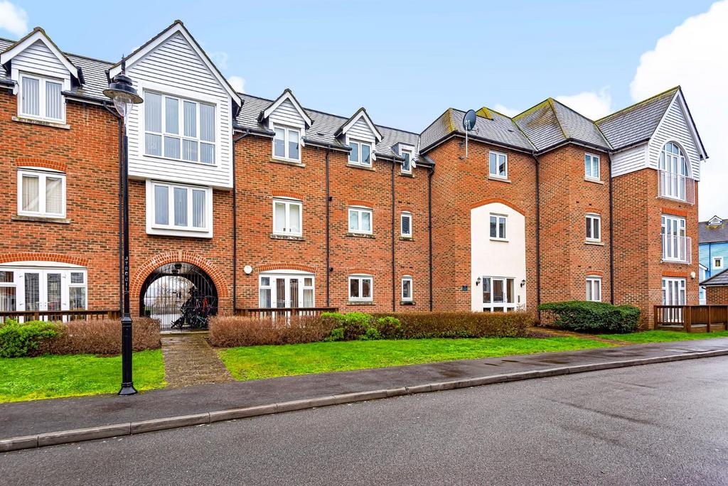 The Lakes, Larkfield, Aylesford 2 bed apartment for sale £250,000
