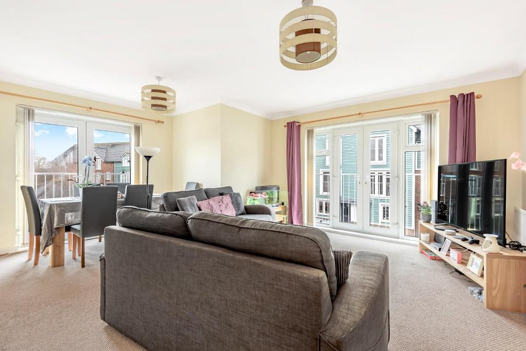 The Lakes, Larkfield, Aylesford 2 bed apartment for sale £250,000