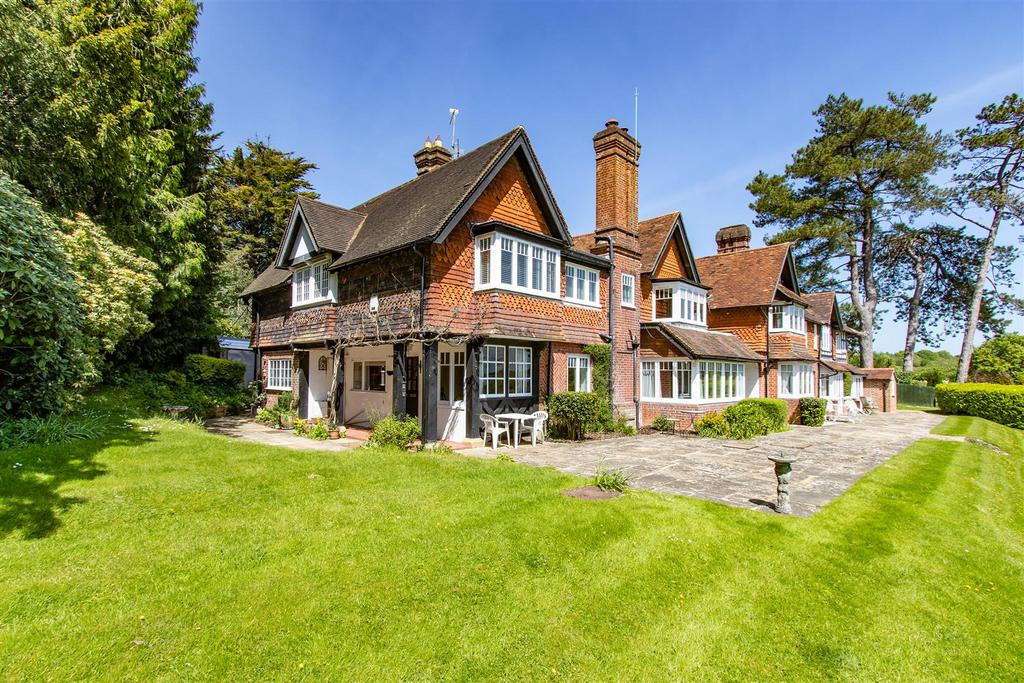 Argos Hill, Rotherfield, Crowborough 2 bed flat £400,000