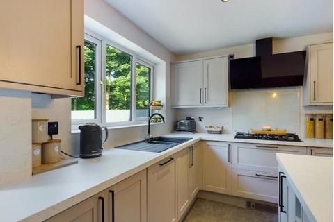 10 Adwalton Grove, Queensbury, Bradford, BD13 1QU