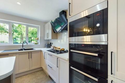 10 Adwalton Grove, Queensbury, Bradford, BD13 1QU