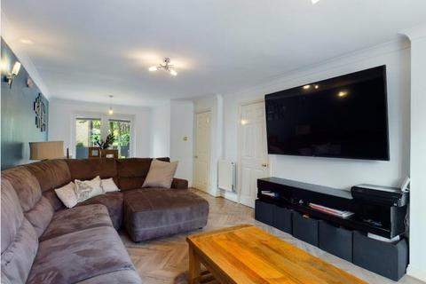 10 Adwalton Grove, Queensbury, Bradford, BD13 1QU