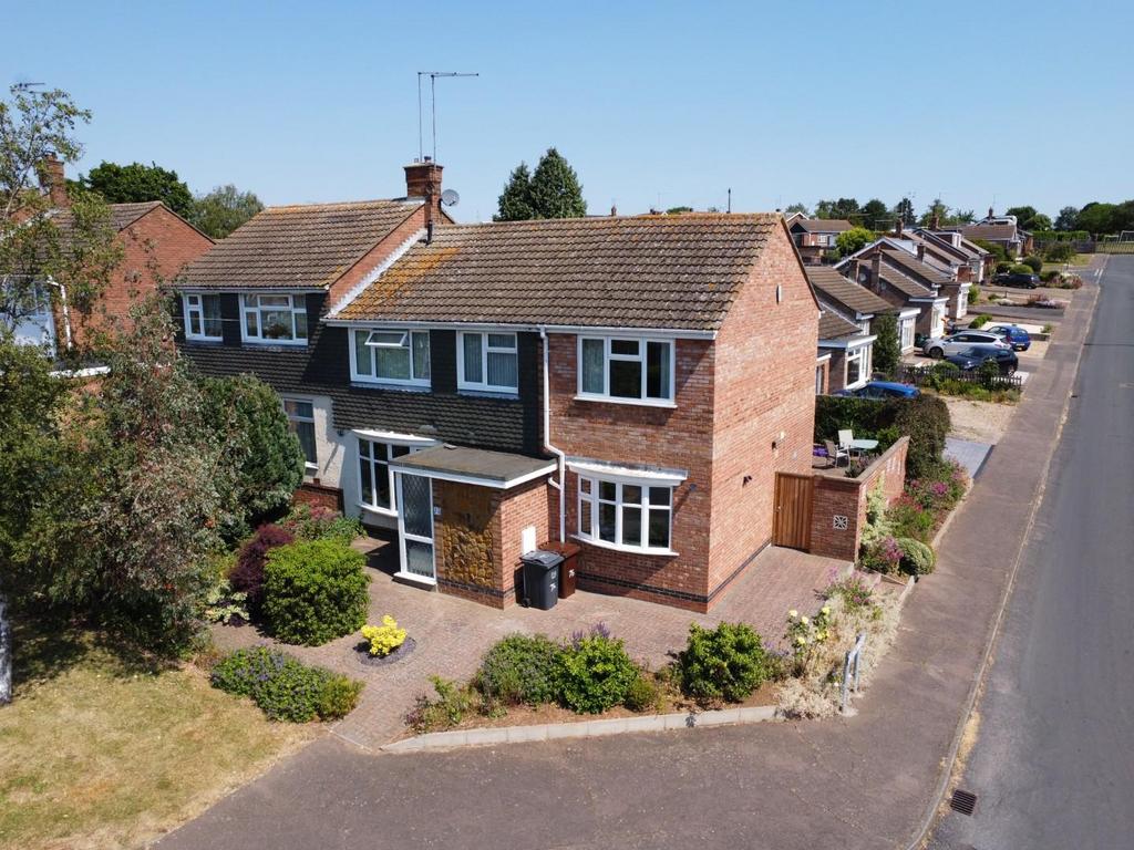 Highlands Avenue, Spinney Hill, Northampton NN3 5 bed semidetached
