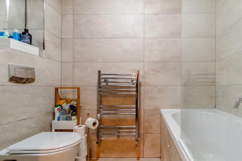 Latchingdon Court, Forest Road, London 1 bed flat £1,550 pcm (£358 pw)