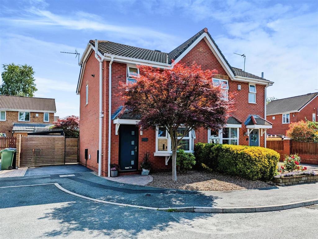 Larkspur Close, Leigh 3 bed semidetached house for sale £200,000