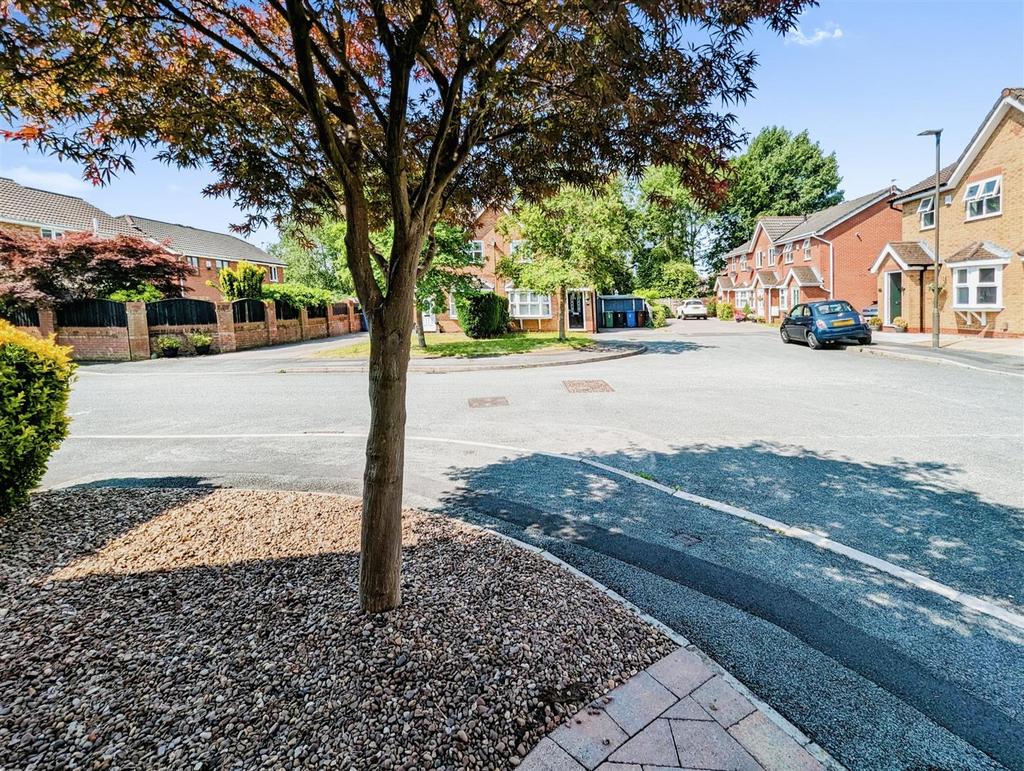 Larkspur Close, Leigh 3 bed semidetached house for sale £200,000