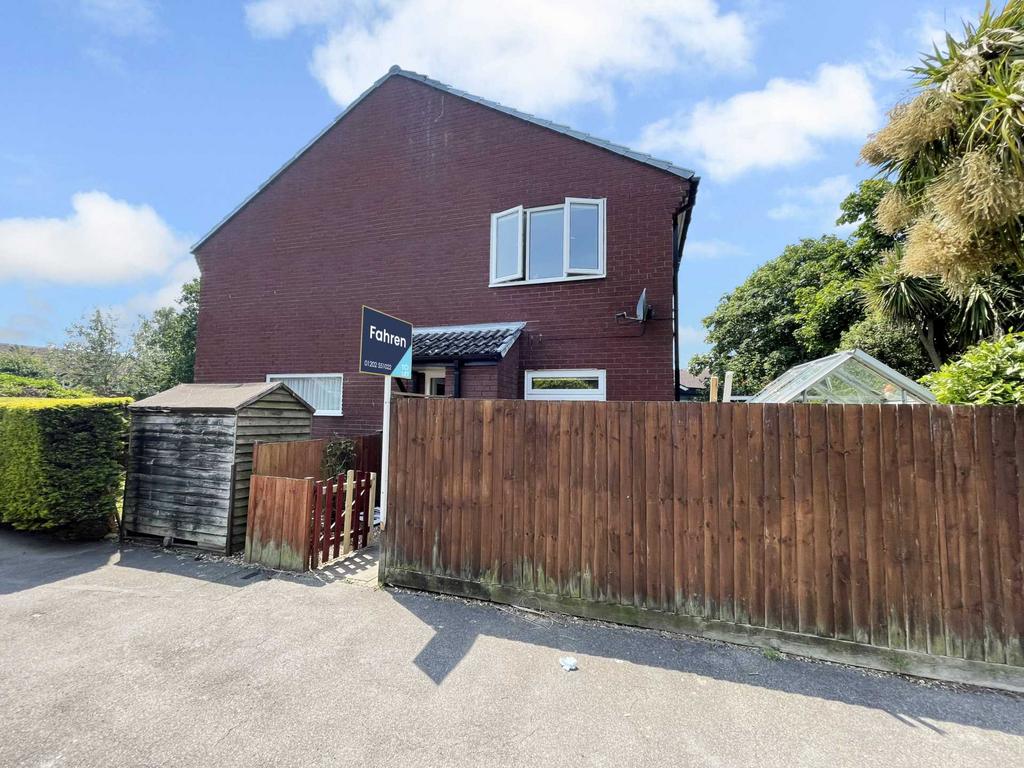 Comet Way, Christchurch BH23 1 bed cluster house £995 pcm (£230 pw)