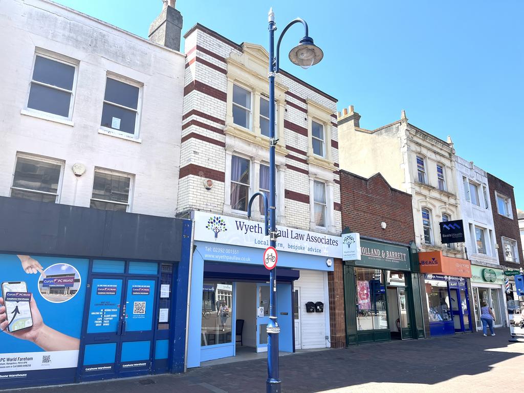 High Street, Gosport PO12 2 bed flat - £750 pcm (£173 pw)