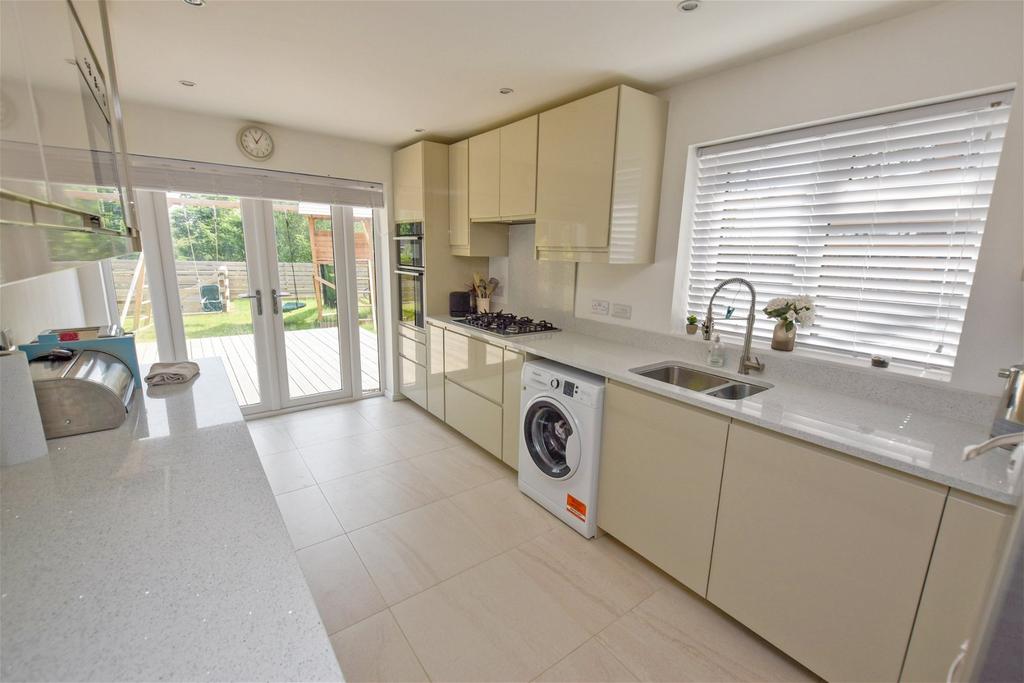 Redacre Close, Dutton, Warrington, WA4 4JU 4 bed detached house for