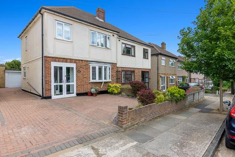 16 Chipperfield Close, Upminster, RM14 3EA