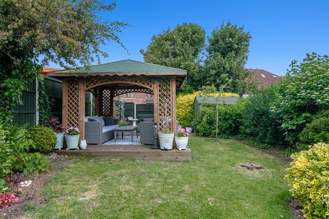 16 Chipperfield Close, Upminster, RM14 3EA