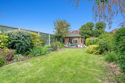 16 Chipperfield Close, Upminster, RM14 3EA