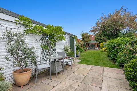 16 Chipperfield Close, Upminster, RM14 3EA