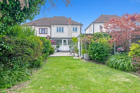 16 Chipperfield Close, Upminster, RM14 3EA