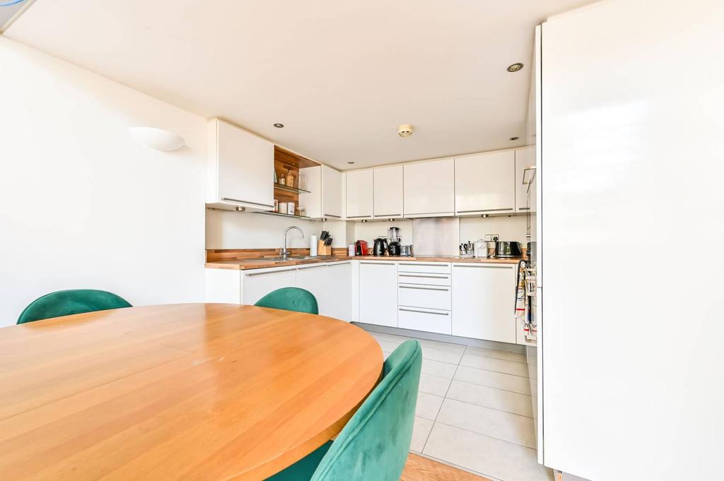 Kingsway Square, Battersea, London, SW11 2 bed flat for sale £800,000