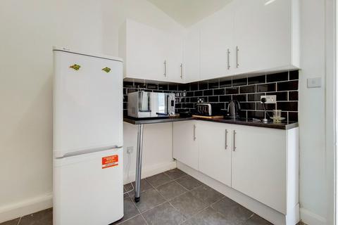 4 bedroom terraced house to rent, Blackshaw Road, London, SW17