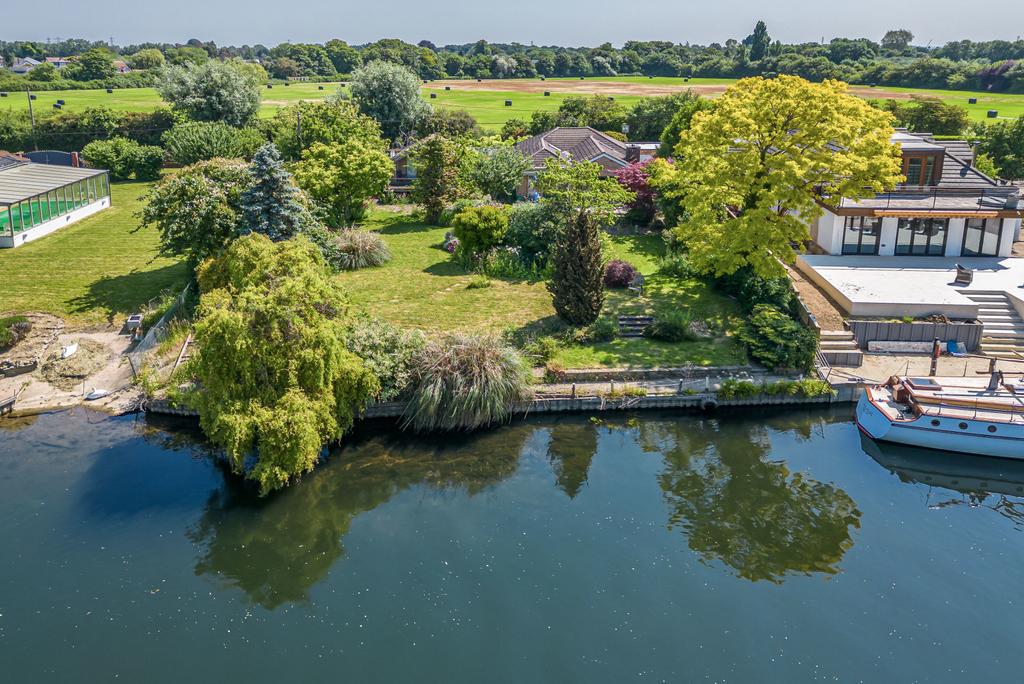 Laleham Reach, Chertsey, KT16 4 bed bungalow for sale £750,000