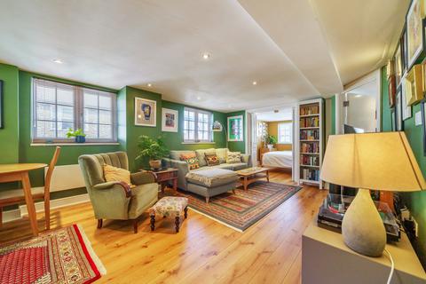 2 bedroom flat for sale - Bear Lane, Farnham, GU9