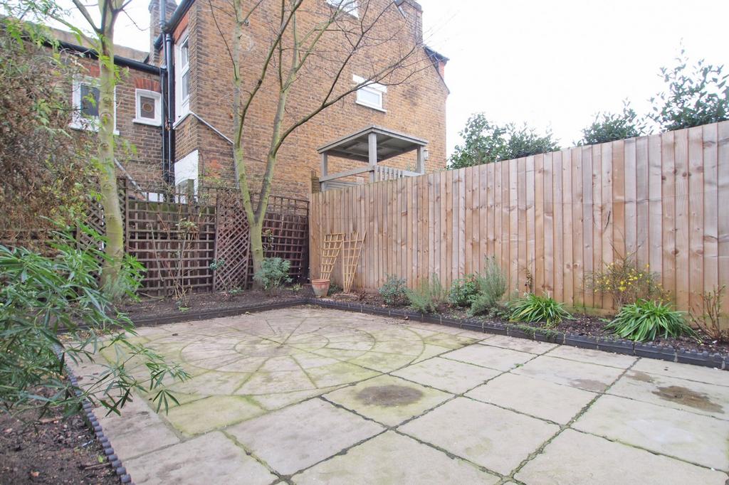 Westover Road, Wandsworth, London, SW18 5 bed terraced house £4,995 pcm (£1,153 pw)