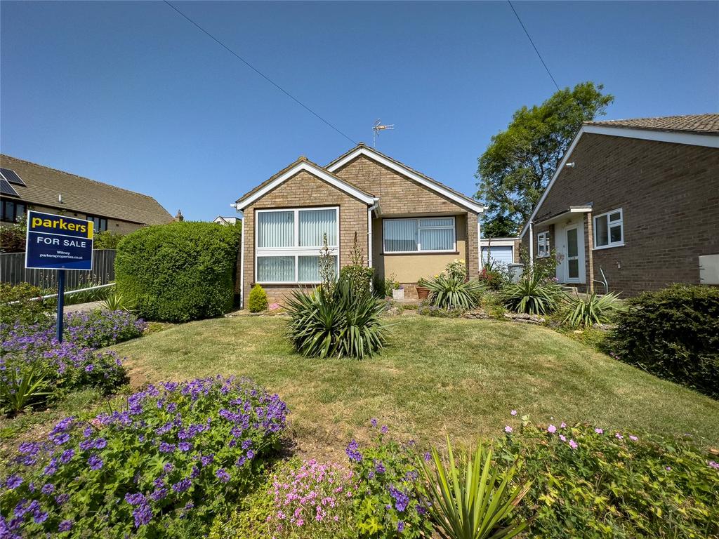 Windmill Road, North Leigh, Witney, Oxfordshire, OX29 2 bed bungalow