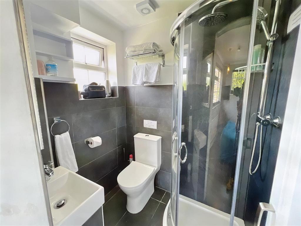 Ensuite To Bedroom Three