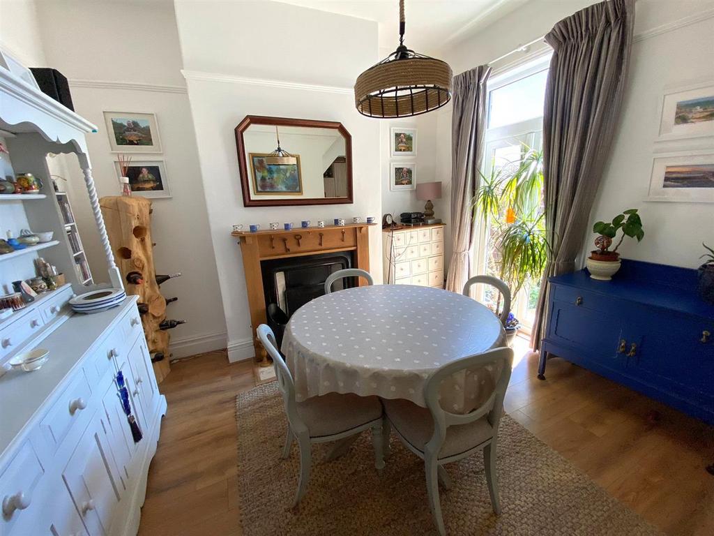 Clifton Street, Hornsea 4 bed terraced house £210,000