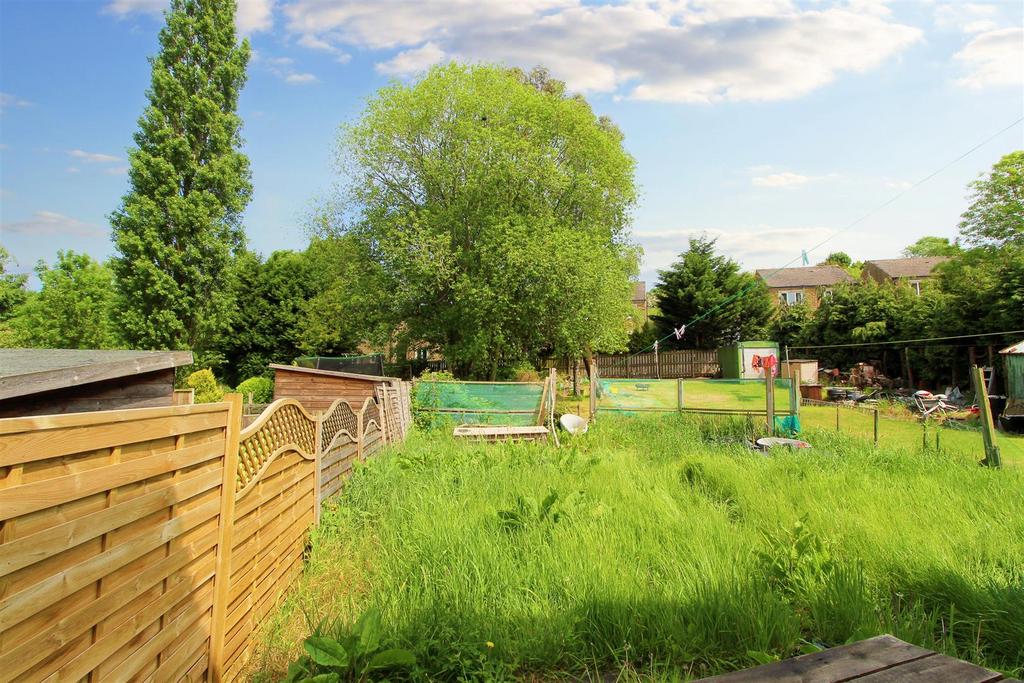 Oakes Avenue, Brockholes, Holmfirth, HD9 7EE 3 bed semidetached house