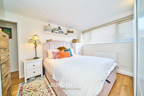 1 Florence Close, Hornchurch, RM12 6LD