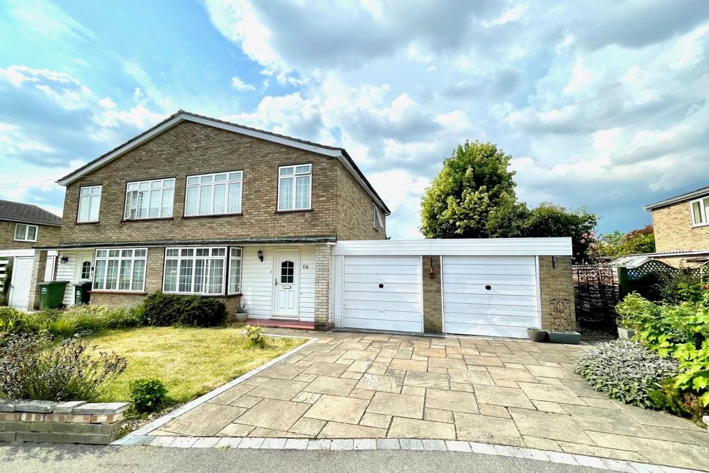 Pavilion Gardens, StainesuponThames, Surrey, TW18 4 bed semidetached