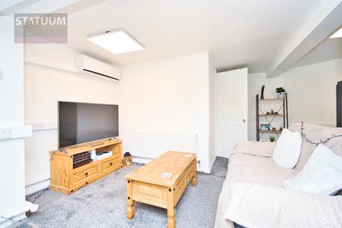 Studio to rent, Abbs Cross Lane, Harrow Lodge Park, Hornchurch, Essex, RM12