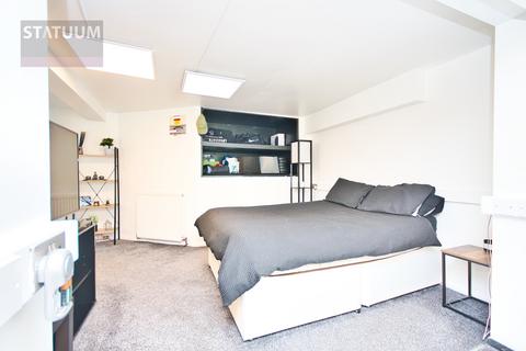 Studio to rent, Abbs Cross Lane, Harrow Lodge Park, Hornchurch, Essex, RM12