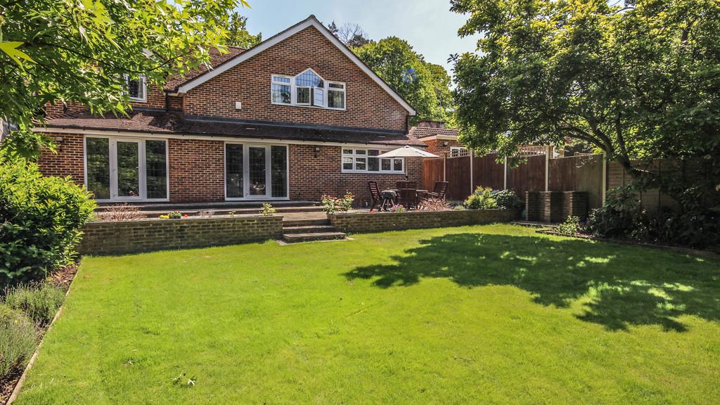 Finchampstead, Wokingham 4 bed detached house to rent £3,800 pcm (£