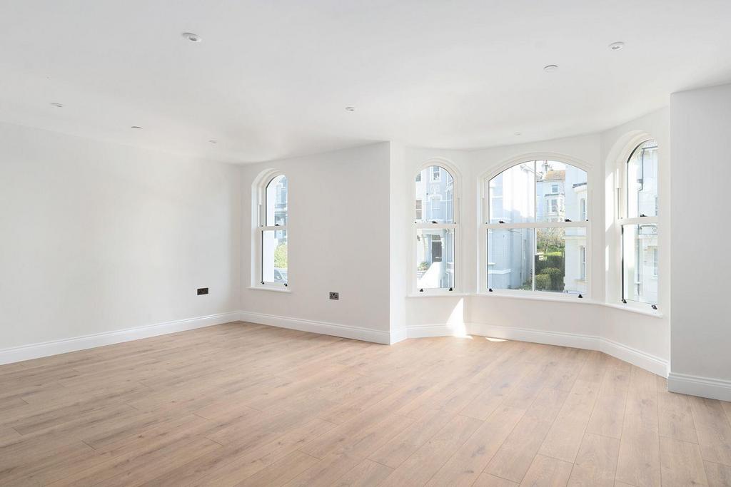 Stockleigh Road, St. LeonardsOnSea 2 bed flat £300,000