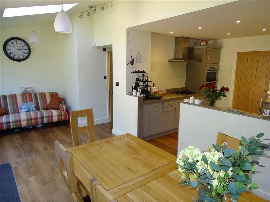 Dining &amp; Sitting Area