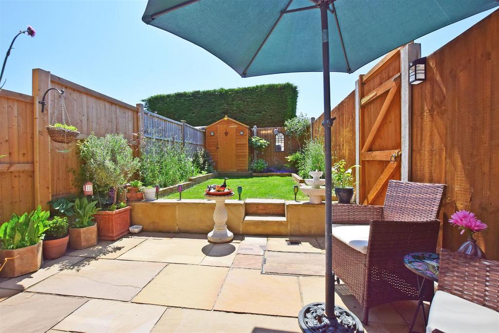 Greenvale Gardens, Gillingham 2 bed end of terrace house £275,000