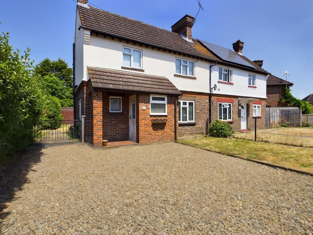 Barker Road, Chertsey, Surrey, KT16 2 bed house £1,600 pcm (£369 pw)