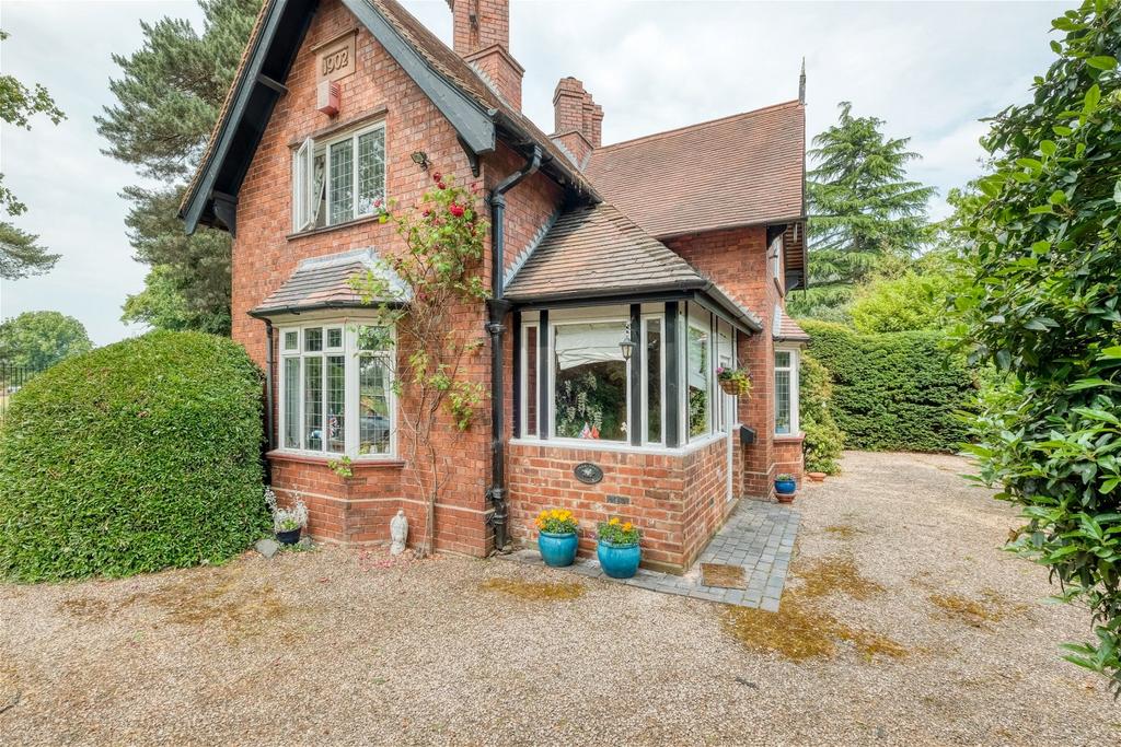 Parkhall Lodge, Birmingham Road, Kidderminster, DY10 3NL 4 bed detached