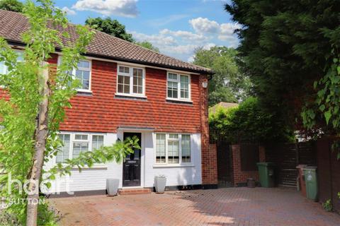 4 bedroom semi-detached house to rent, Lake Gardens, Wallington