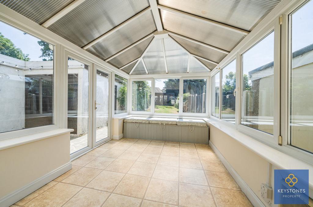 Larchwood Close, Collier Row, RM5 3 bed semidetached house £425,000