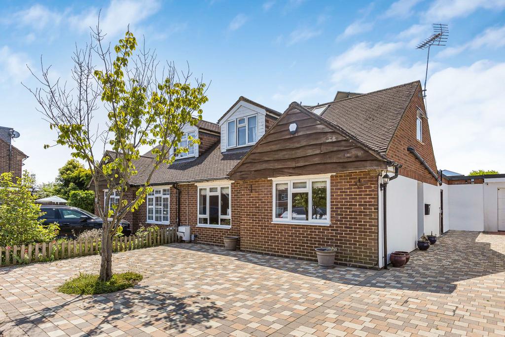 Skimpans Close, Welham Green, AL9 3 bed chalet for sale £695,000