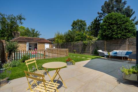 18 Dedmere Road, Marlow, SL7 1PG