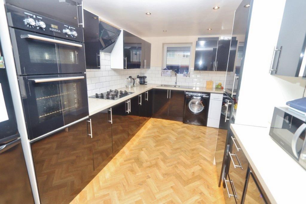 Chigwell View, Collier Row, RM5 3 bed end of terrace house £400,000