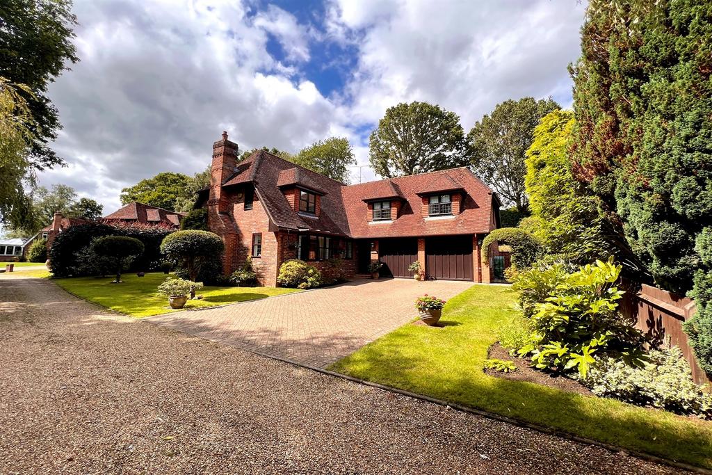 Willow Close, West Chiltington, West Sussex, RH20 4 bed detached house