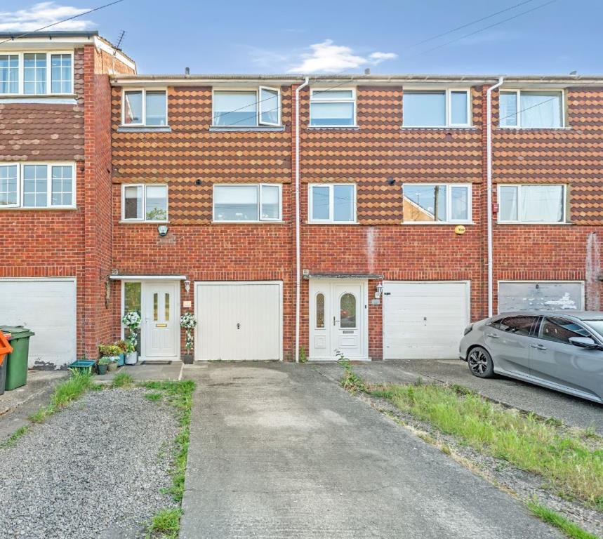 Hillcrest, Tadley, RG26 3 bed terraced house to rent £1,475 pcm (£340 pw)