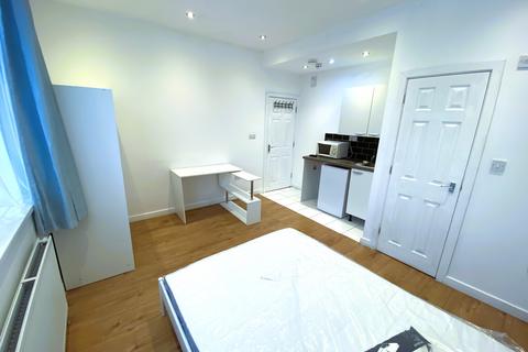 Studio to rent, Ilford Lane, Ilford IG1